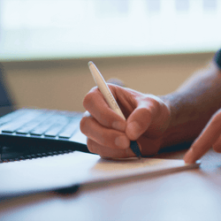 employee-writing-with-moyu-pen